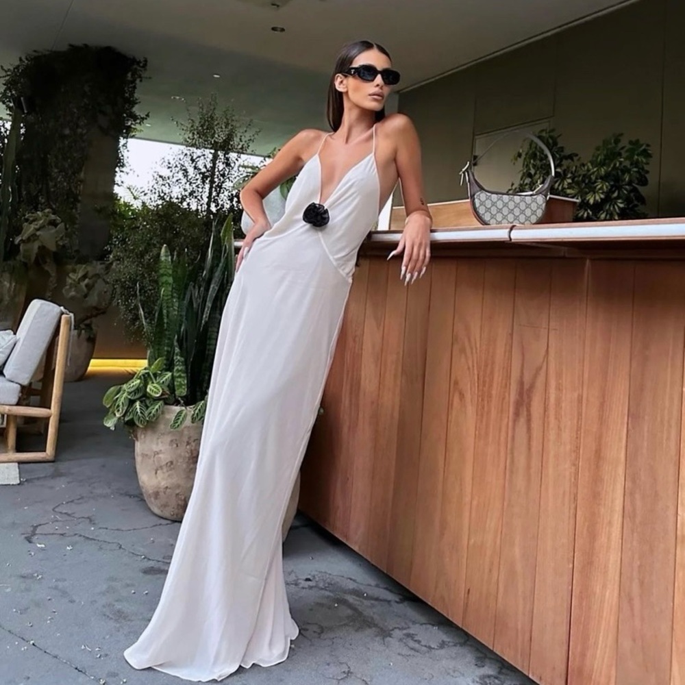 Elegant White Evening Gown - Picture 2 of 14